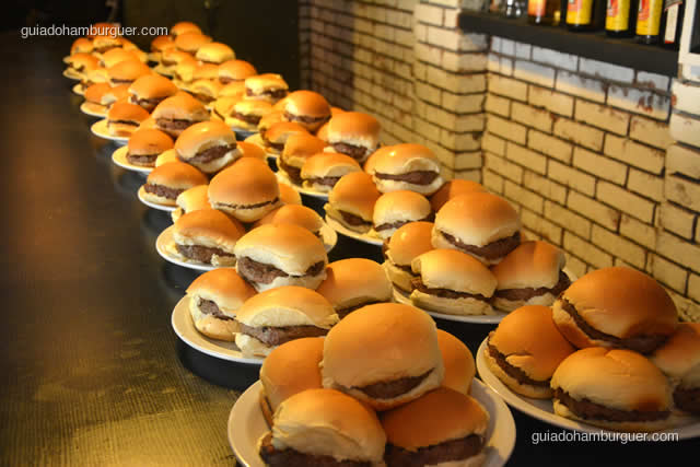 Pratos contendo 5 hambúrgueres cada prontos para serem devorados - Torneio Devoradores 162