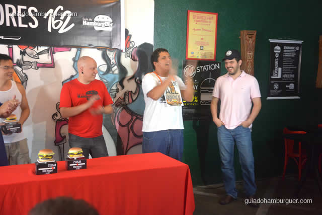 Pedro Paulo foi anunciado o 2º colocado e o Jonas Marques comemora com palmas - Torneio Devoradores 162