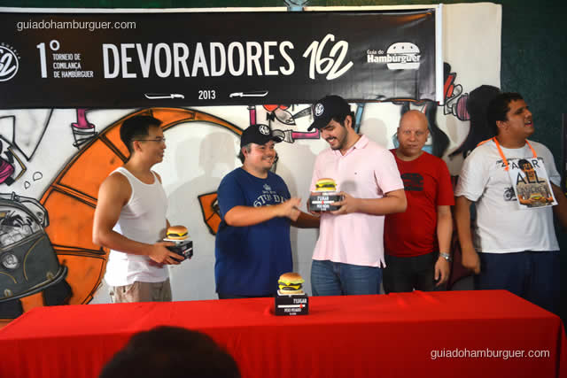 Pedro Paulo recebe seu troféu de vice campeão - Torneio Devoradores 162