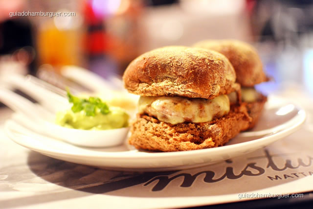 Porção nde mini-burgers servidas no pão australiano levemente adocicado e muito macio - Mistura Mattarazzo