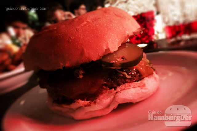 Burger Joint: cheddar inglês, alface romana, tomate, cebola roxa, picles e bacon da casa - Z Dei Sandwich Shop