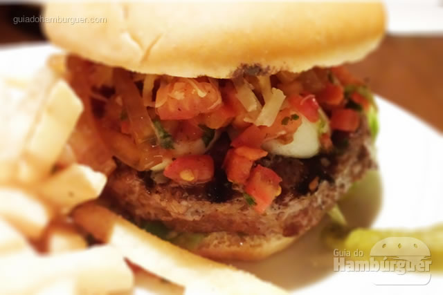 Detalhes do Bistro Burger preparado com hambúrguer de picanha angus grelhado e temperado com o molho da casa, cebolas caramelizadas, mussarela, alface e picles com um maravilhoso molho pesto de tomate - Tony Roma's