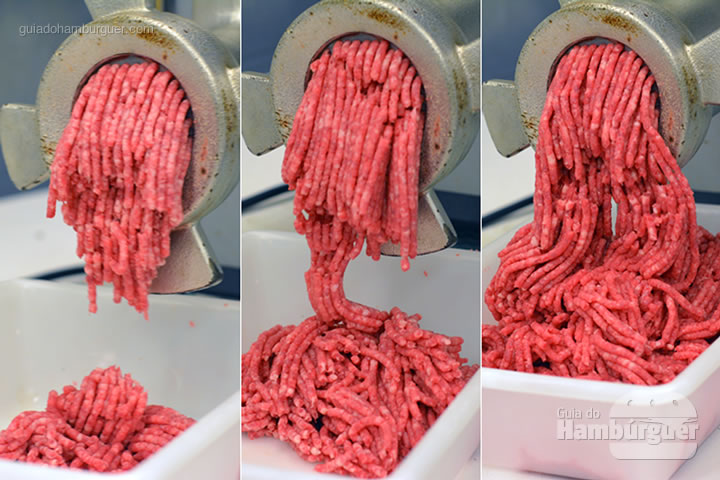 Carne sendo moída pela segunda vez  - Receita hamburguer perfeito caseiro e profissional