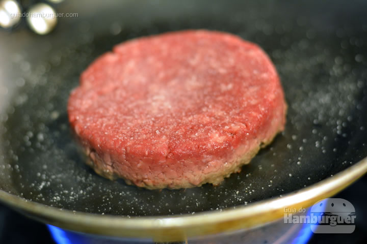 Observe a lateral do hambúrguer - Receita hamburguer perfeito caseiro e profissional