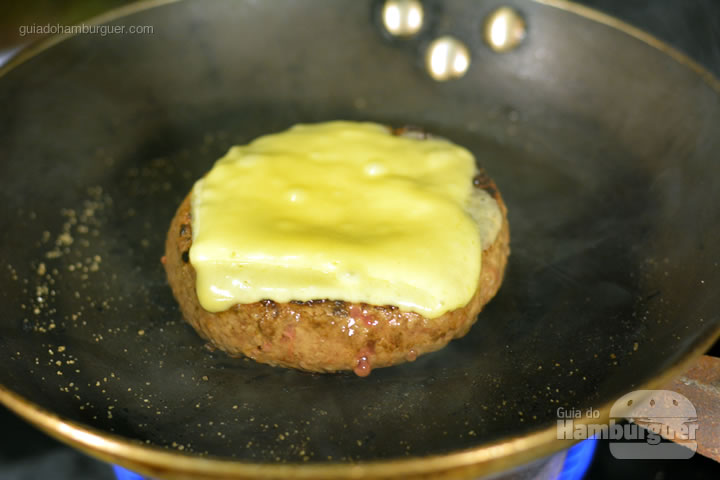 Hambúrguer com queijo derretido - Receita hamburguer perfeito caseiro e profissional