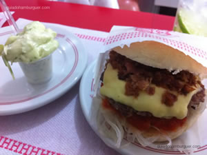 Cheese burger (x-burger) especial com bacon e maionese à parte