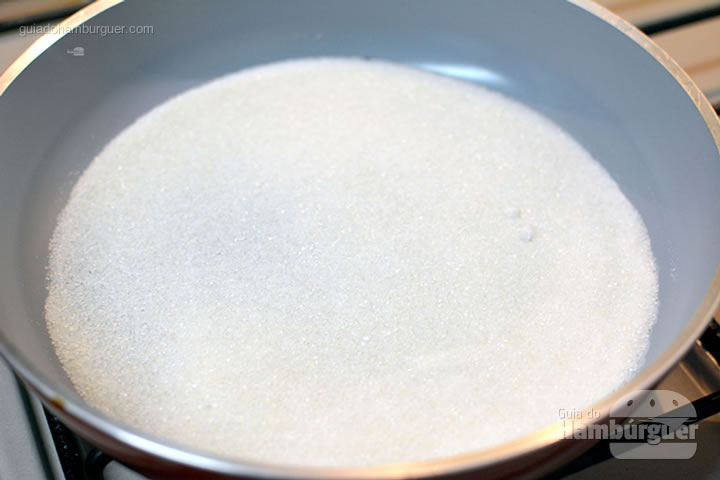 Espalhe o açúcar na superfície da panela de maneira uniforme - Receita de cebola caramelizada doce