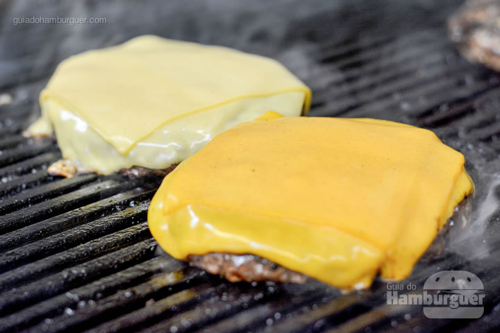 Dois burgers com queijo prato e cheddar - Busger
