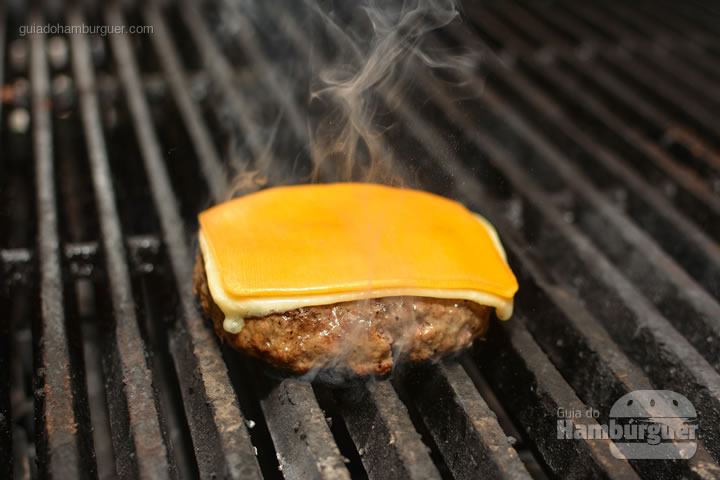 Queijo sobre o hambúrguer - Por trás das cortinas vermelhas do Burger Joint
