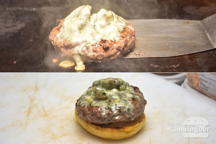 Assim que o gorgonzola derrete tá na hora de montar - Red Nose Burger & Hot Dog