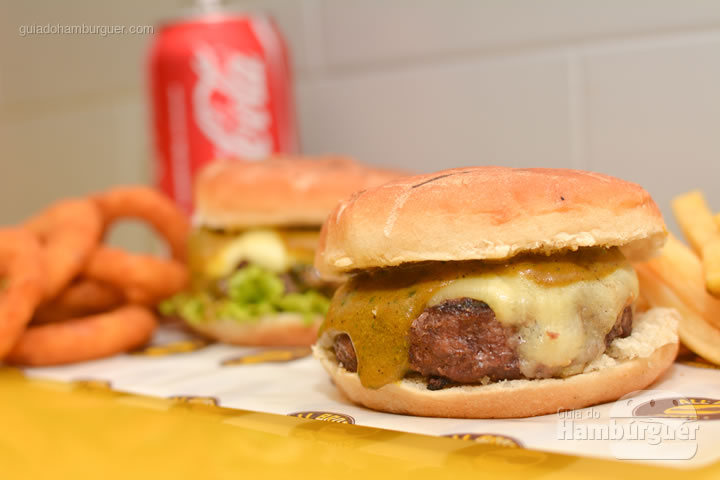 Combo com fritas e onion rings - All Bros Burger