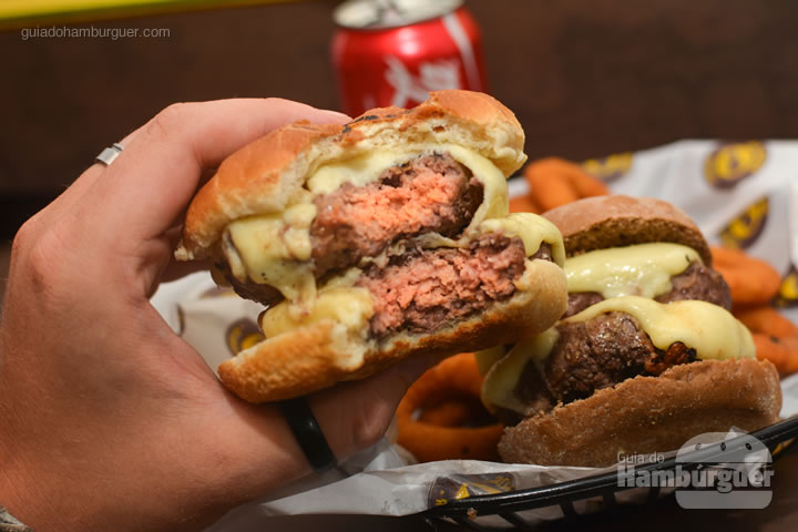 Ponto do hambúrguer, bem rosadinho - All Bros Burger