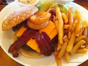 Western BBQ Burger: hambúrguer Hooters de 220g, queijo cheddar, molho barbecue e cebolas empanadas