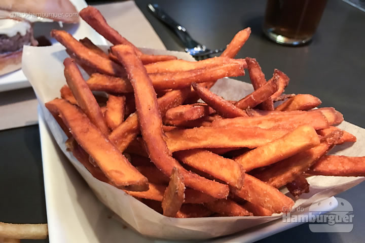 Sweet fries (batatas doces laranjas fritas) - Umami Burger em Las Vegas