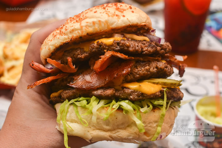 Smash sendo devorado - Smart Burger em Osasco