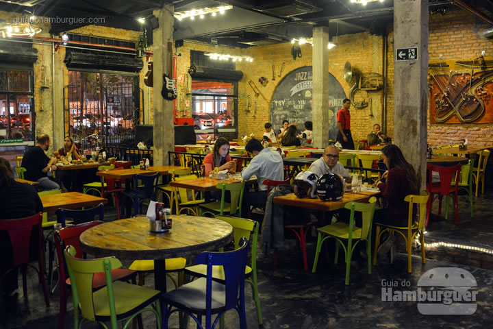 Salão já ampliado algumas vezes parta atender ao número de clientes  - Jazz Restô e Burgers