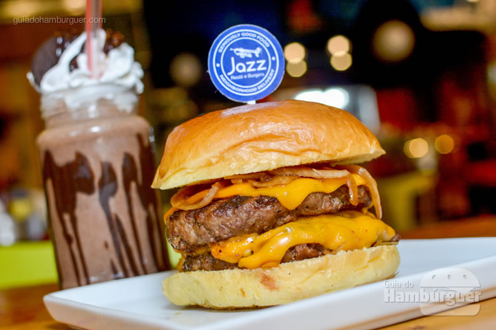 Bacon burger com milkshake  - Jazz Restô e Burgers