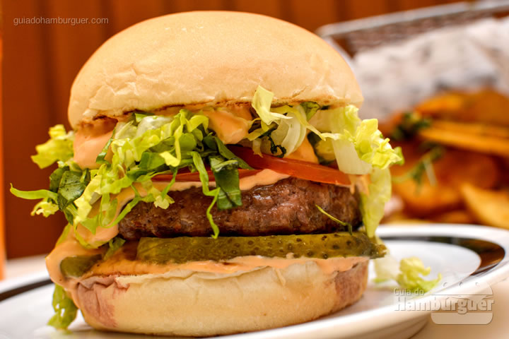De pertinho - M.A.T. o hambúrguer com molho secreto, alface e tomate chega à Lanchonete da Cidade