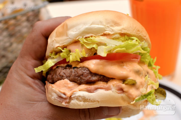 Hora de devorar - M.A.T. o hambúrguer com molho secreto, alface e tomate chega à Lanchonete da Cidade