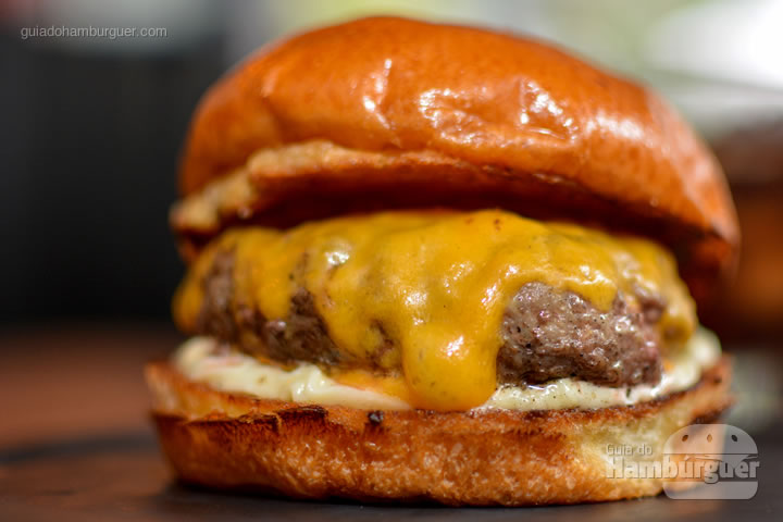 Cheese burger com maionese da casa - Frank & Charles Sandwich Bar