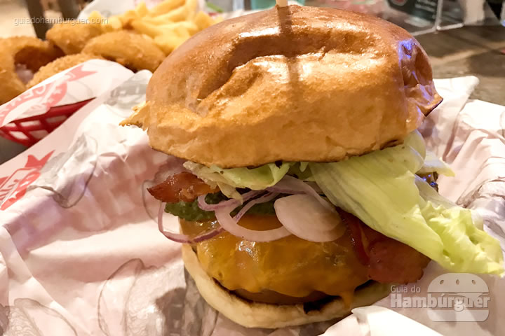 Hambúrguer que leva o nome da casa - Big Kahuna Burger