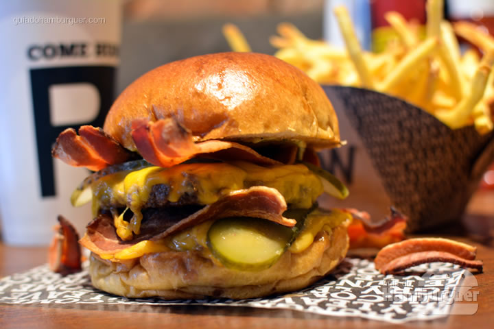 Cheesebacon duplo com bebida e porção de fritas  - Raw Street Burger