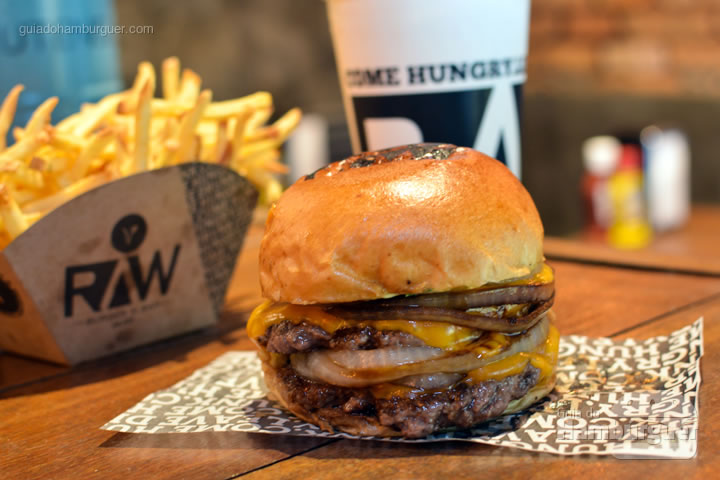Onion burger com fritas e bebida - Raw Street Burger