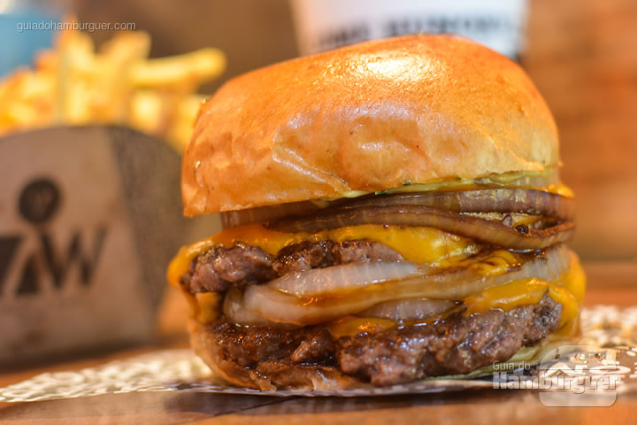 Onion duplo visto de perto com 200g de carne - Raw Street Burger