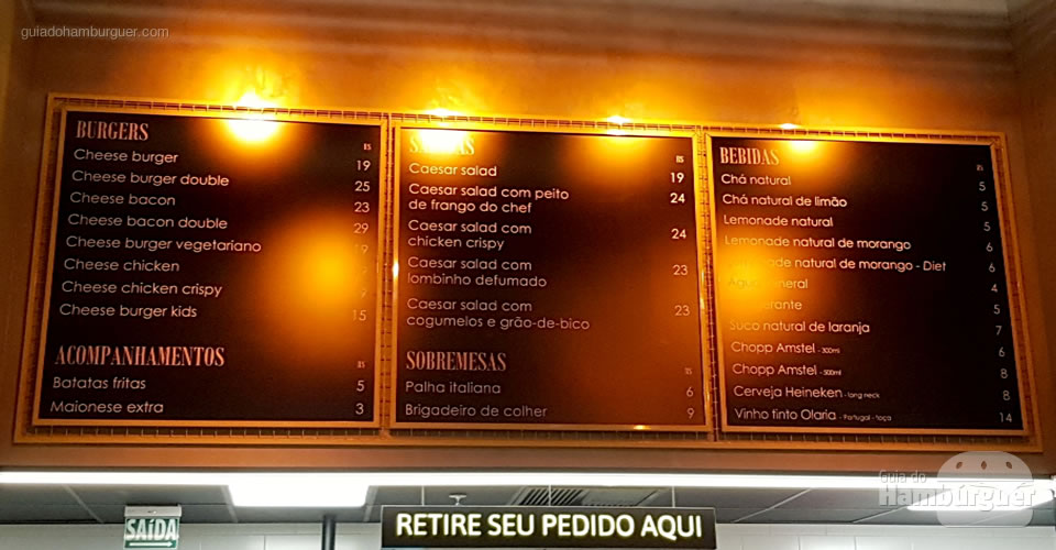 Cardápio na parede - Jerônimo, o fast-food da rede Madero