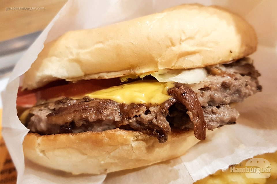 O cheeseburger que acompanha salada - Jerônimo, o fast-food da rede Madero