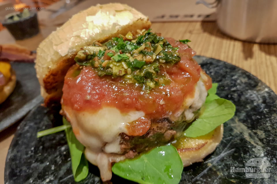 Hambúrguer que leva o nome da casa - Beef Burger & Beer