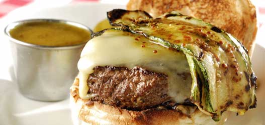 Queens: PJ`s Special Burger, queijo emmenthal, abobrinha italiana grelhada ao alho e honey mustard sauce