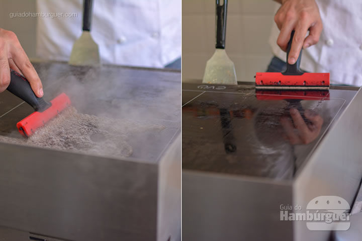 Passando o raspador na superfície - Chapa para hambúrguer vitrocerâmica Plana da Evo Pro
