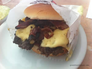Cheese picanha (x-picaanha), bacon e maionese à parte - Blooming Burger