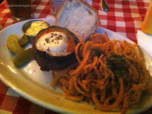 Manhattan: PJ`Special Burger, mussarela de búfala e berinjela alla Siciliana acompanhado de onion strips