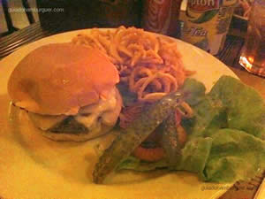 Burger Clássico ao ponto com bacon crocante e queijo ementhal acompanhado de onion rings - 210 Diner