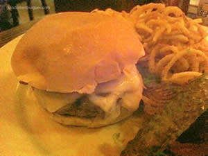 Burger Clássico ao ponto com bacon crocante e queijo ementhal acompanhado de onion rings