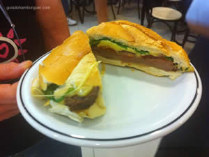Sanduíche da Teca: Pão frances, filet Mignon, queijo prato, tomate seco e rúcula - Osnir 42 anos