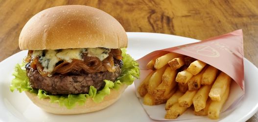 USA Burger com hambúrguer de picanha, sweet onion sauce acompanhado de saladinha de repolho, a coleslaw. O pão é do tipo caseiro feito de farinhas de trigo, fubá e pimenta rosa. - General Prime Burger