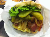 Cheese Burdog (hambúrguer de picanha, alface, tomate, maionese Burdog, bacon, pepino, cebola frita e maionese à parte) - Burdog