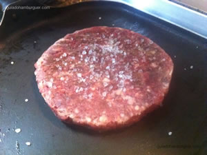 Preparando o hambúrguer com sal grosso - Big Burger Picanha Wessel